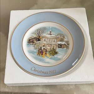 Vintage 1977  Avon Christmas Plate “ Carollers In The Snow”Fifth Edition
